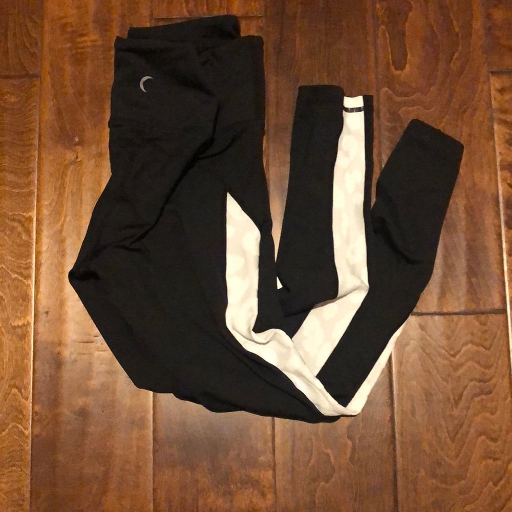 Zyia White Leopard light n tight 7/8 leggings size 6-8 EXCELLENT CONDITION!